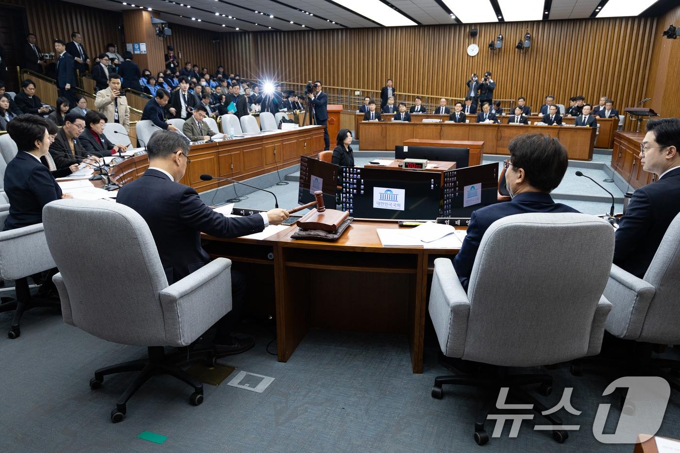본문 이미지 - 이양수 국회 12.29 여객기 참사 진상규명을 위한 국정조사특별위원회 위원장이 15일 서울 여의도 국회에서 열린 제431회 국회(임시회) 12.29 여객기 참사 진상규명을 위한 국정조사특별위원회 제3차 전체회의에서 의사봉을 두드리고 있다. 2026.1.15/뉴스1 ⓒ News1 유승관 기자