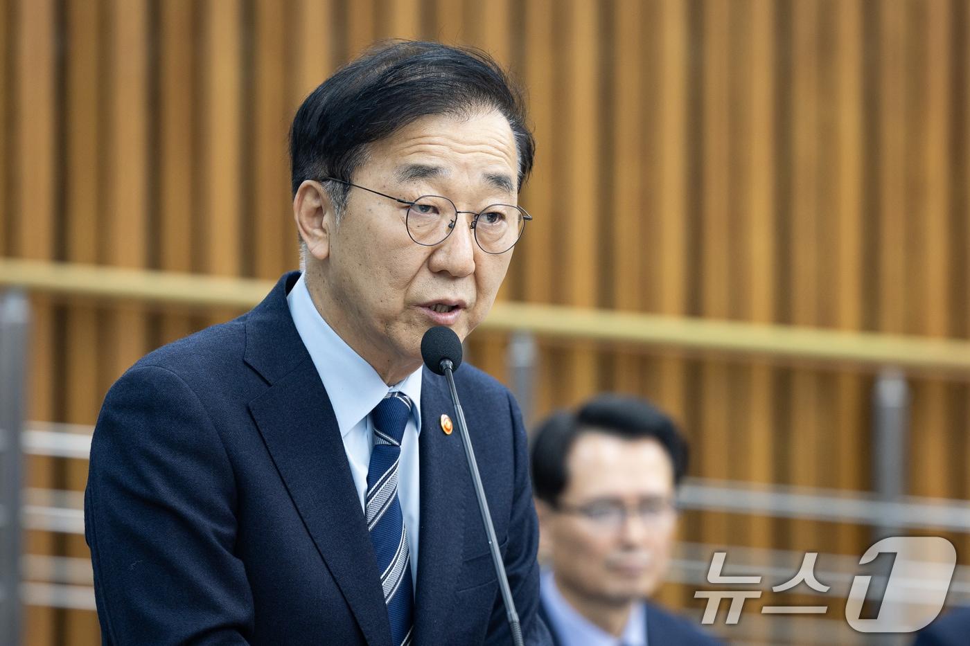 본문 이미지 - 김윤덕 국토교통부 장관이 15일 서울 여의도 국회에서 열린 제431회 국회(임시회) 12.29 여객기 참사 진상규명을 위한 국정조사특별위원회 제3차 전체회의에서 기관보고를 하고 있다. 2026.1.15/뉴스1 ⓒ News1 유승관 기자