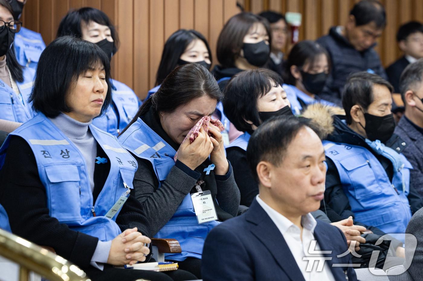 본문 이미지 - 12·29 무안공항 제주항공 여객기 참사 유가족이 지난달 15일 서울 여의도 국회에서 열린 제431회 국회(임시회) 12.29 여객기 참사 진상규명을 위한 국정조사특별위원회 제3차 전체회의에서 눈물을 훔치고 있다./뉴스1 ⓒ 뉴스1 유승관 기자