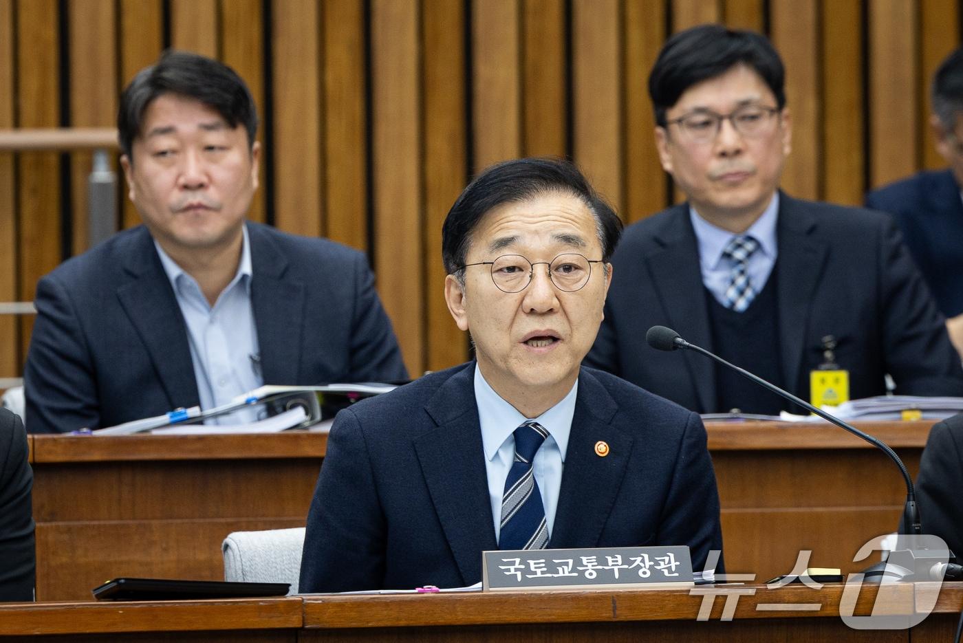 본문 이미지 - 김윤덕 국토교통부 장관이 15일 서울 여의도 국회에서 열린 제431회 국회(임시회) 12.29 여객기 참사 진상규명을 위한 국정조사특별위원회 제3차 전체회의에서 여야 의원들의 자료제출 요구에 답변하고 있다. 2026.1.15/뉴스1 ⓒ News1 유승관 기자