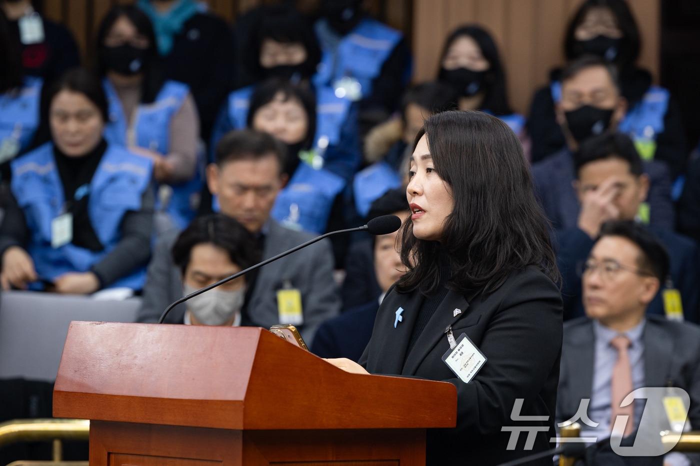 본문 이미지 - 김유진 12·29 무안공항 제주항공 여객기 참사 유가족협의회 대표가 15일 서울 여의도 국회에서 열린 제431회 국회(임시회) 12.29 여객기 참사 진상규명을 위한 국정조사특별위원회 제3차 전체회의에서 발언하고 있다. 2026.1.15/뉴스1 ⓒ News1 유승관 기자