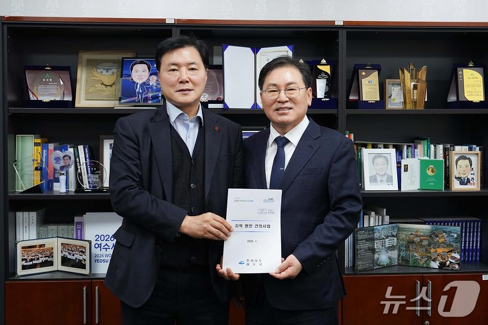 본문 이미지 - 정현구 여수시 부시장이 지난 14일 국회에서 조계원 의원을 만나 2026세계섬박람회 성공 개최를 위해 특별교부세가 필요하다고 건의하고 있다. (여수시 제공. 재판매 및 DB금지)