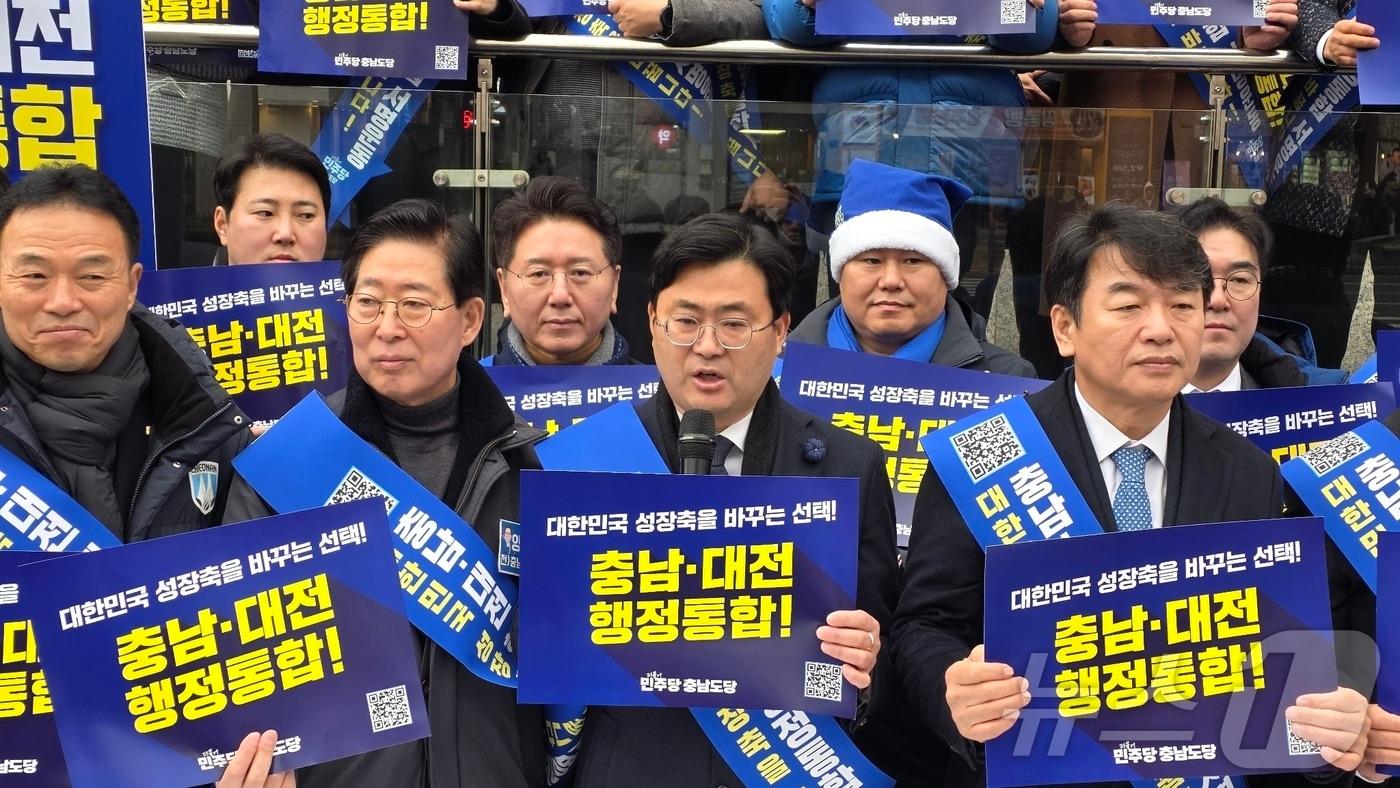 본문 이미지 - 15일 충남 천안시 동남구 신부동 신세계백화점 앞에서 열린 더불어민주당 충남도당 '충남대전 행정통합 서명운동본부' 발대식에서 이정문 도당위원장이 발언하고 있다. 2026.1.15/뉴스1 ⓒ News1 이시우 기자