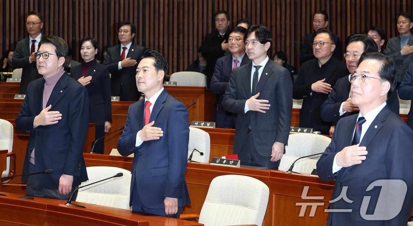 본문 이미지 - 장동혁 국민의힘 대표와 송언석 원내대표가 15일 서울 여의도 국회에서 열린 의원총회에서 국민의례를 하고 있다. 2026.1.15/뉴스1 ⓒ News1 신웅수 기자