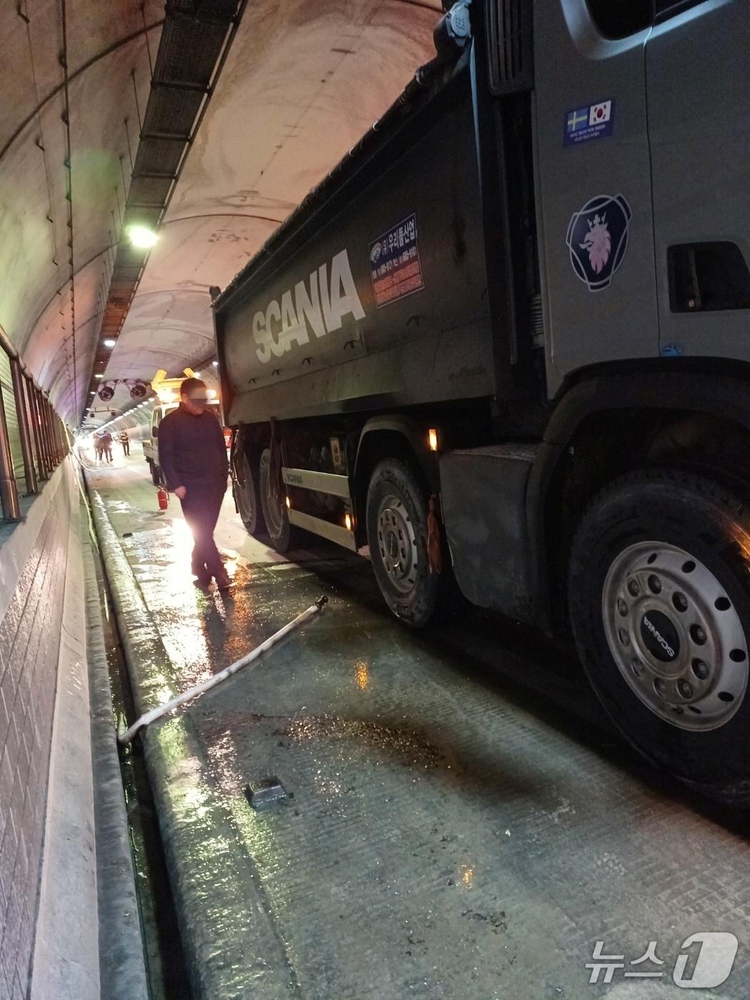 본문 이미지 - 14일 오전 9시 26분쯤 여수시 엑스포 터널을 지나던 25톤 덤프 트럭에서 화재가 발생해 자체 진화했다. (전남소방본부 제공. 재판매 및 DB금지)