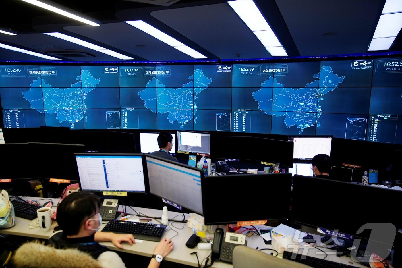 본문 이미지 - 씨트립 직원들이 상하이 본사 네트워크 운영센터에서 근무 중이다. 2021.1.14 ⓒ 로이터=뉴스1 ⓒ News1 정은지 특파원