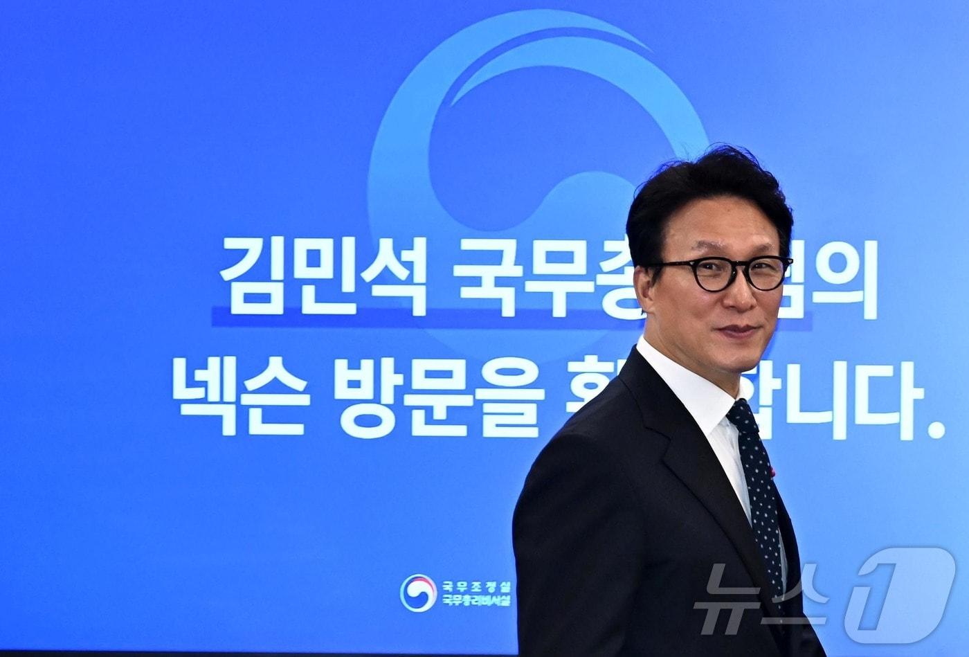 본문 이미지 - 문화컨텐츠 현장 방문에 나선 김민석 국무총리가 15일 경기 성남시 넥슨에서 경영진과 간담회를 하기 위해 들어오고 있다. (공동취재) ⓒ News1 박정호 기자