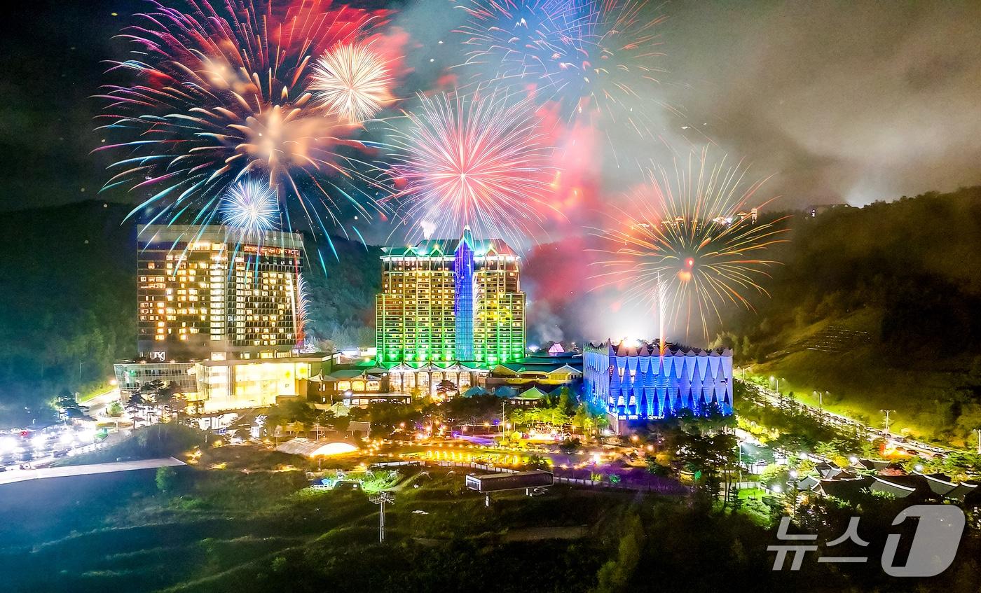 본문 이미지 - 강원랜드가 운영하는 하이원리조트의 불꽃놀이 자료 사진. (강원랜드 제공. 재판매 및 DB금지) 2026.1.15/뉴스1