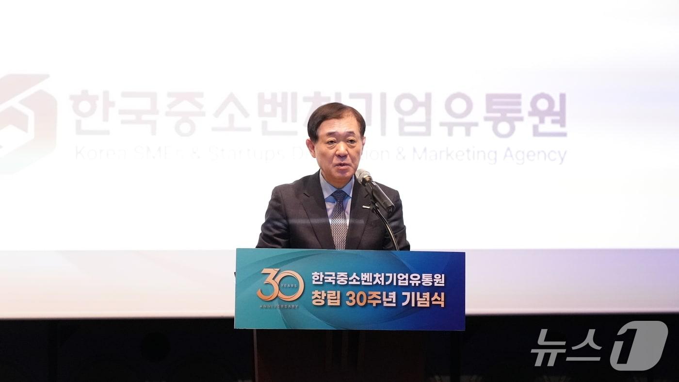 본문 이미지 - 창립 30주년을 맞아 창립기념식에서 이야기를 하고 있는 이태식 한유원 대표이사. (한유원 제공)