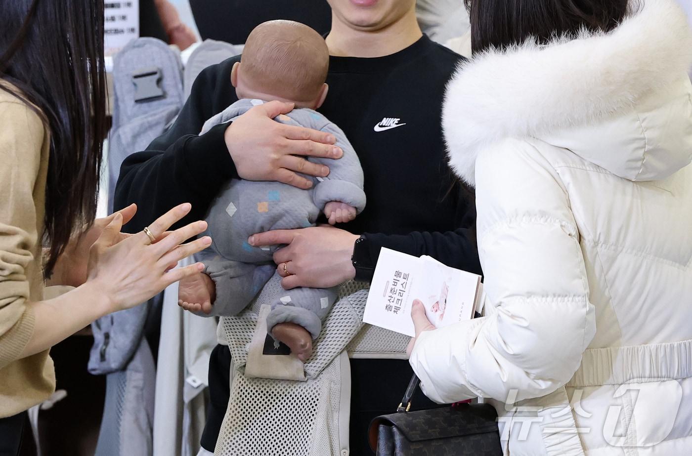 본문 이미지 - 서울 강남구 코엑스에서 열린 ‘2026 맘스홀릭베이비페어’를 찾은 참관객들이 다양한 육아용품을 살펴보고 있다. 2026.1.15/뉴스1 ⓒ News1 김진환 기자