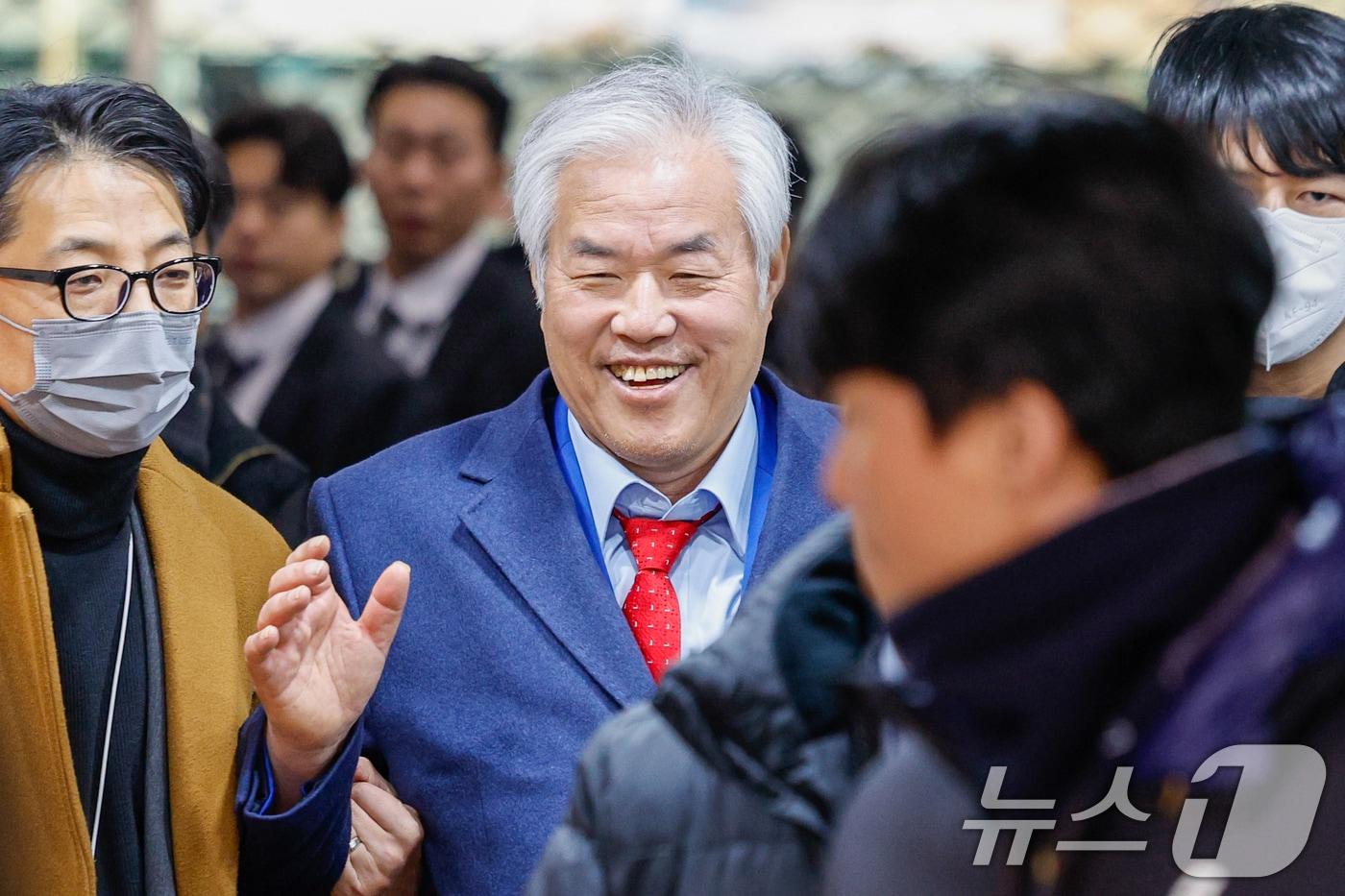 본문 이미지 - 서울서부지법 난동 사태의 배후로 지목돼 구속된 전광훈 사랑제일교회 목사가 15일 서울 마포구 서부지방법원에서 구속적부심사를 마친 후 이동하고 있다. 2026.1.15/뉴스1 ⓒ News1 안은나 기자