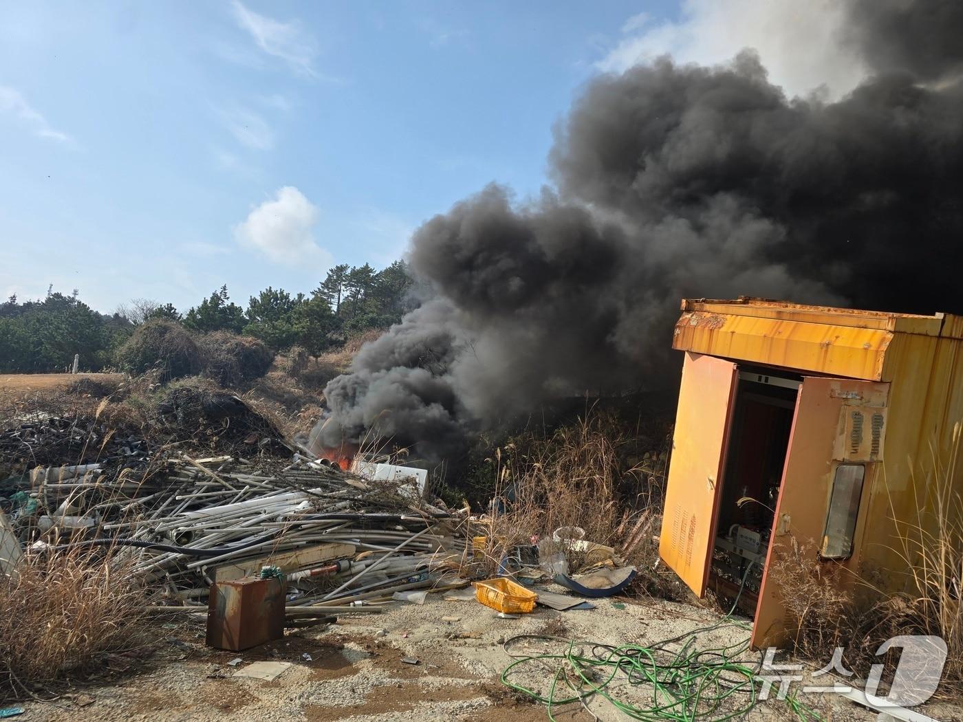 본문 이미지 - 15일 오전 10시 59분쯤 전남 완도군 노화읍의 한 쓰레기처리장에서 불이 나 소방당국이 진화하고 있다.(전남소방 제공. 재판매 및 DB 금지)