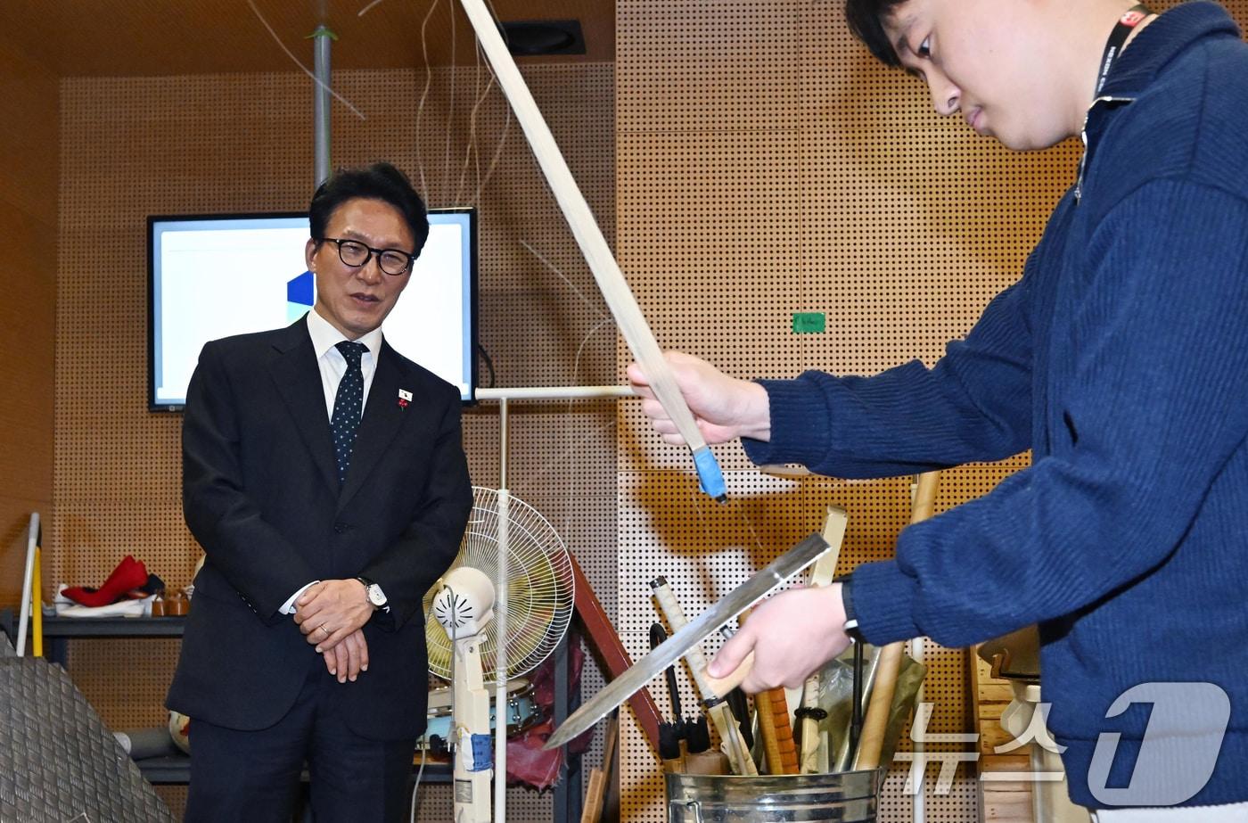 본문 이미지 - 문화컨텐츠 현장 방문에 나선 김민석 국무총리가 15일 경기 성남시 넥슨에서 게임 속 효과음 제작 과정을 살펴보고 있다. (공동취재) 2026.1.15/뉴스1 ⓒ News1 박정호 기자