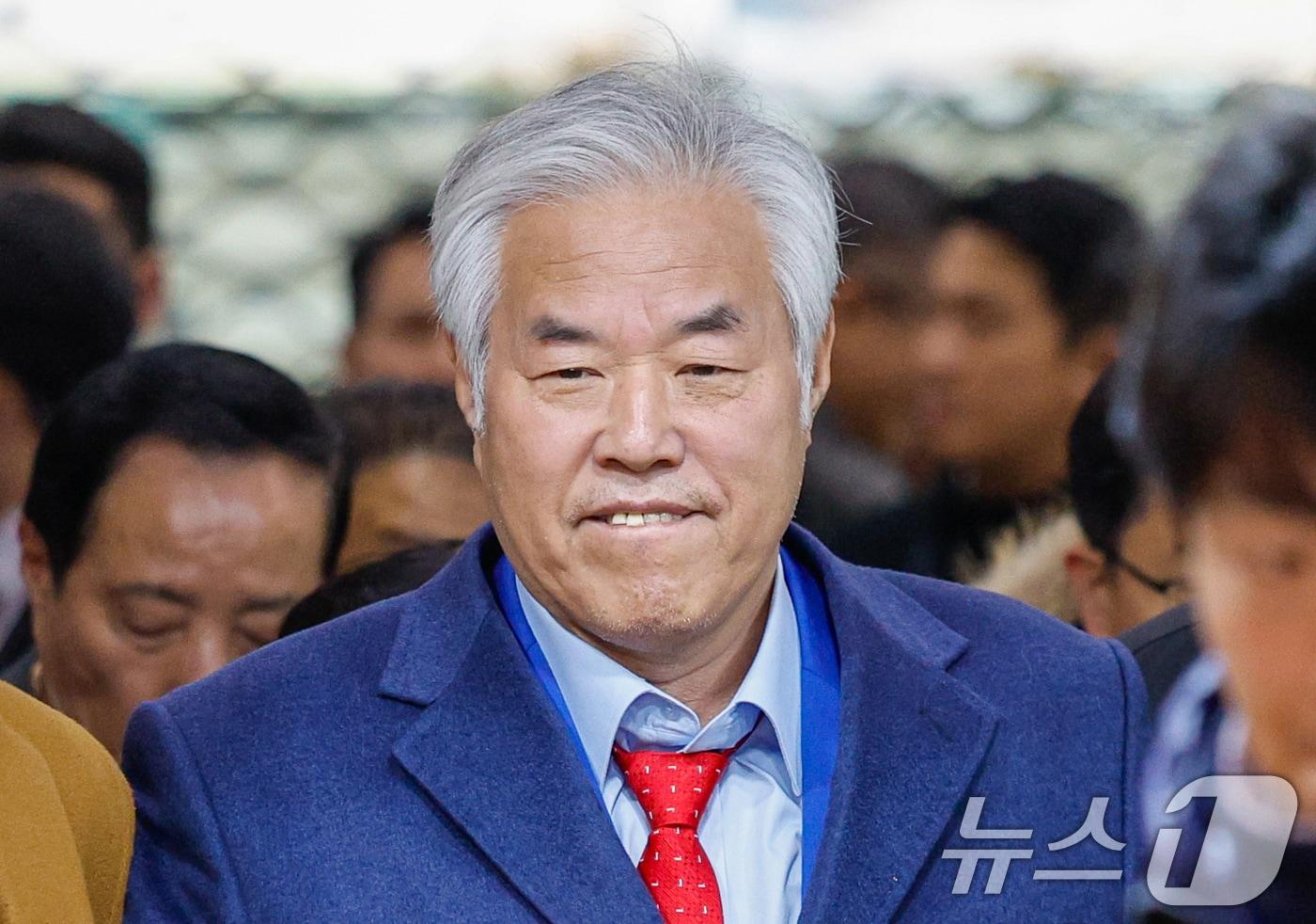 본문 이미지 - 서울서부지법 난동 사태의 배후로 지목돼 구속된 전광훈 사랑제일교회 목사가 15일 서울 마포구 서부지방법원에서 구속적부심사를 마친 후 이동하고 있다. 2026.1.15/뉴스1 ⓒ News1 안은나 기자