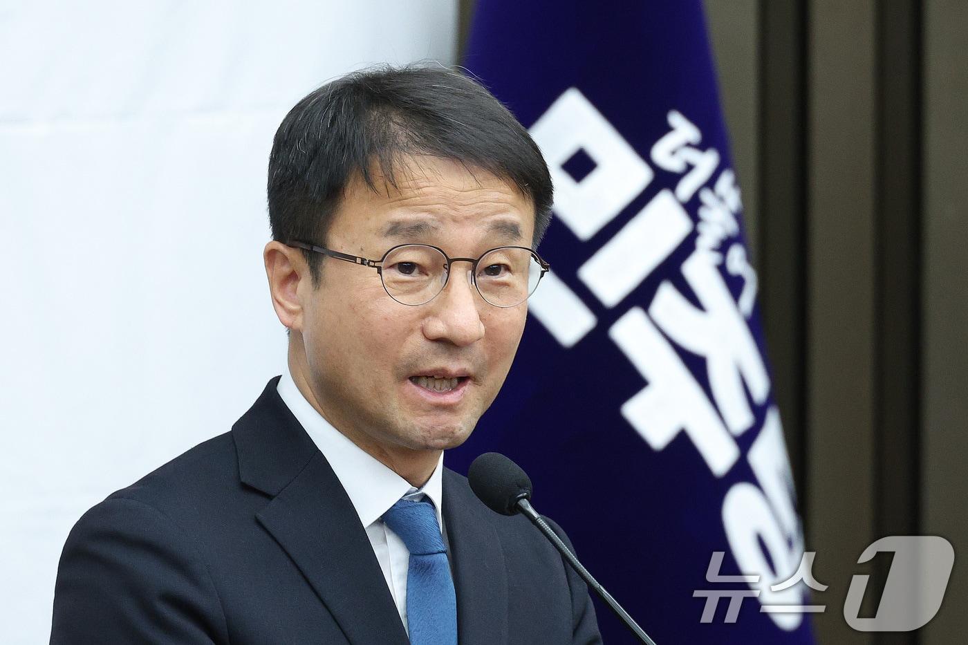 본문 이미지 - 한병도 더불어민주당 원내대표가 15일 서울 여의도 국회에서 열린 의원총회에서 발언하고 있다. 2026.1.15/뉴스1 ⓒ News1 신웅수 기자