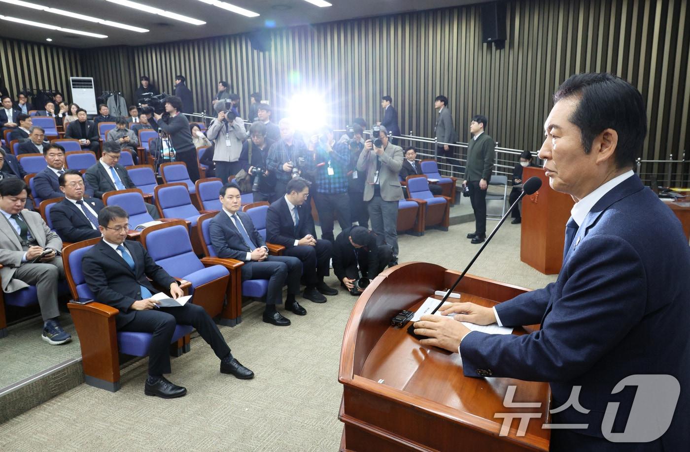 본문 이미지 - 정청래 더불어민주당 대표가 15일 서울 여의도 국회에서 열린 의원총회에서 발언하고 있다. 2026.1.15/뉴스1 ⓒ News1 신웅수 기자