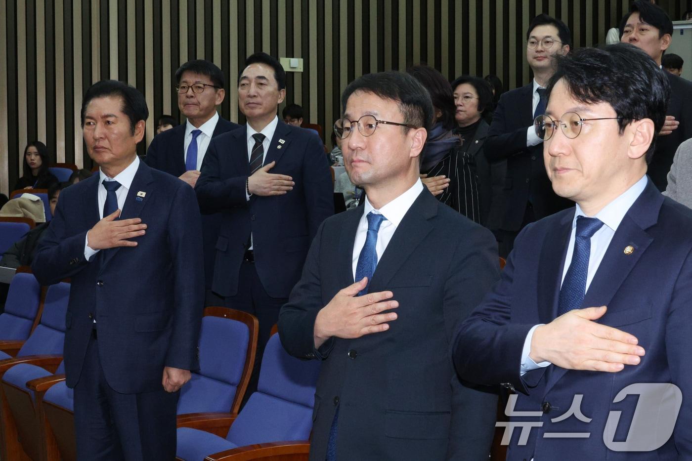 본문 이미지 - 정청래 더불어민주당 대표와 한병도 원내대표가 15일 서울 여의도 국회에서 열린 의원총회에서 국민의례를 하고 있다. 2026.1.15/뉴스1 ⓒ News1 신웅수 기자