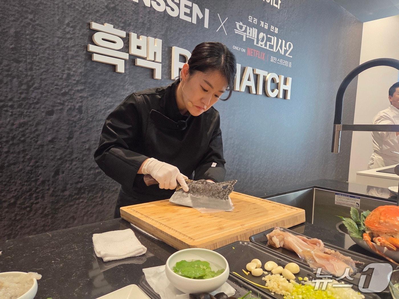 본문 이미지 - 15일 서울 강남구 플래그십 논현에서 열린 '흑백요리사 RE:MATCH(리매치)' 행사에서 '중식마녀'로 불리는 이문정 셰프가 경연을 펼치고 있다. 2026.1.15/뉴스1 ⓒ 뉴스1 장시온 기자