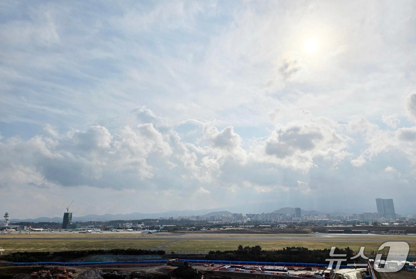 본문 이미지 - 제주시 도두동 하수처리시설 전망대에서 바라본 제주공항/뉴스1