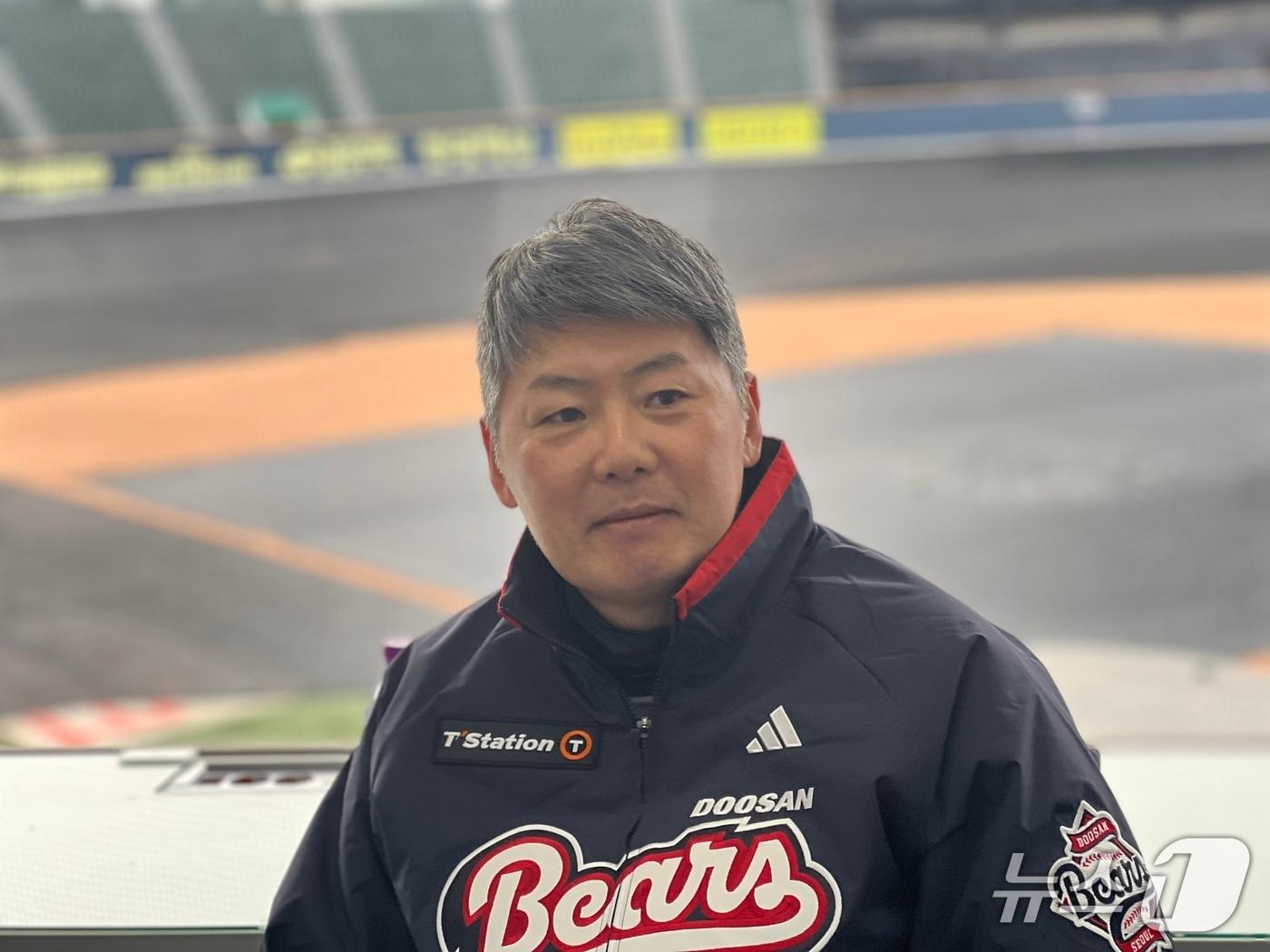 본문 이미지 - 김원형 두산 베어스 감독이 15일 서울 잠실야구장에서 열린 구단 창단 기념식을 마친 뒤 취재진과 인터뷰하고 있다. 2026.1.15/뉴스1 ⓒ News1 이상철 기자