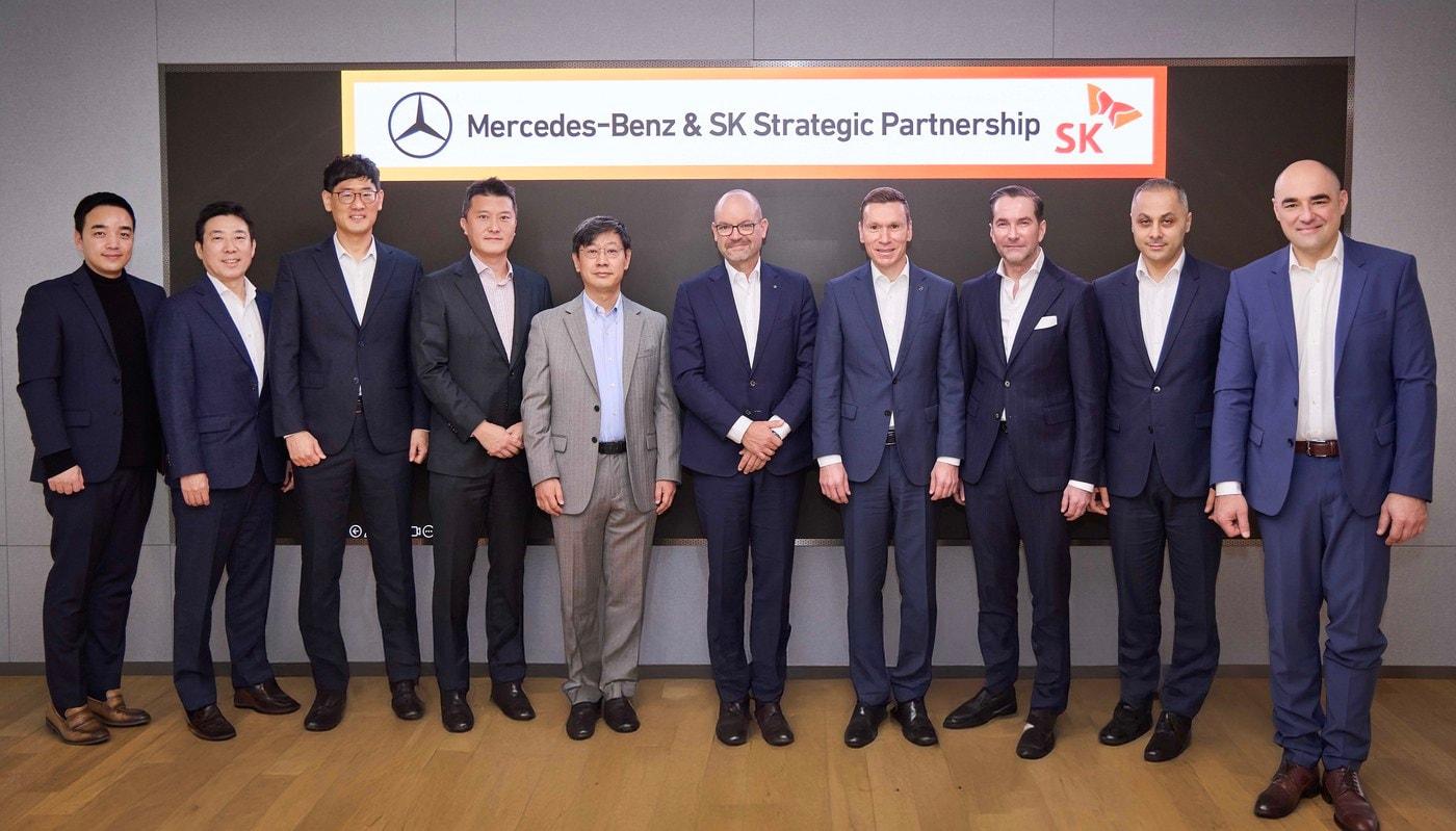 본문 이미지 - SK그룹과 메르세데스-벤츠 그룹 주요 경영진이 서울 중구 을지로에 위치한 SKT타워에서 전략적 파트너십을 논의했다. (티맵모빌리티 제공)