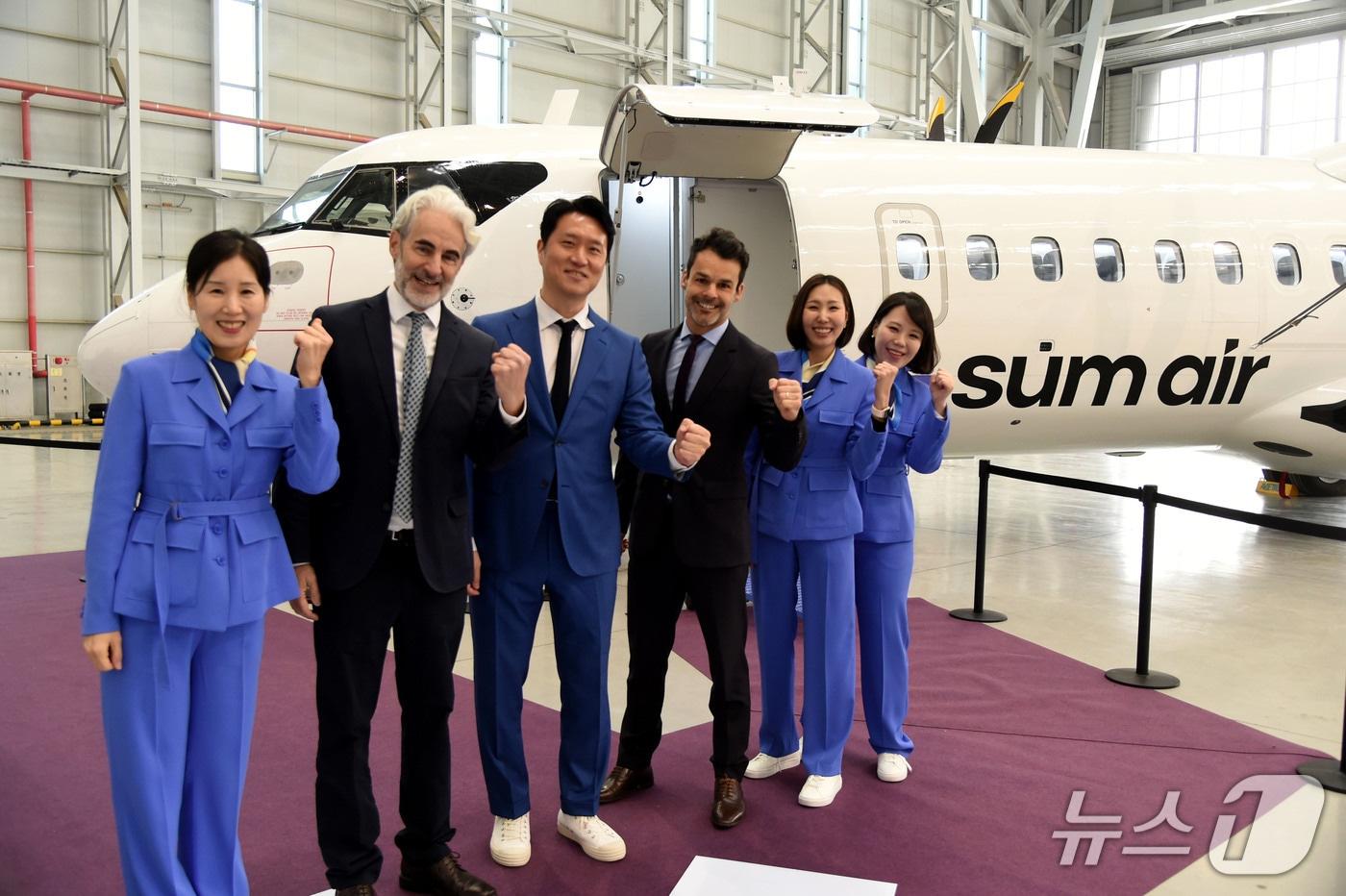 본문 이미지 - 15일 서울 김포국제공항 격납고에서 진행된 섬에어 1호기 도입식 기념촬영. 왼쪽에서 세번째부터 최용덕 섬에어 대표, 알렉시스 비달 ATR CCO(섬에어 제공) 2026.1.15/뉴스1