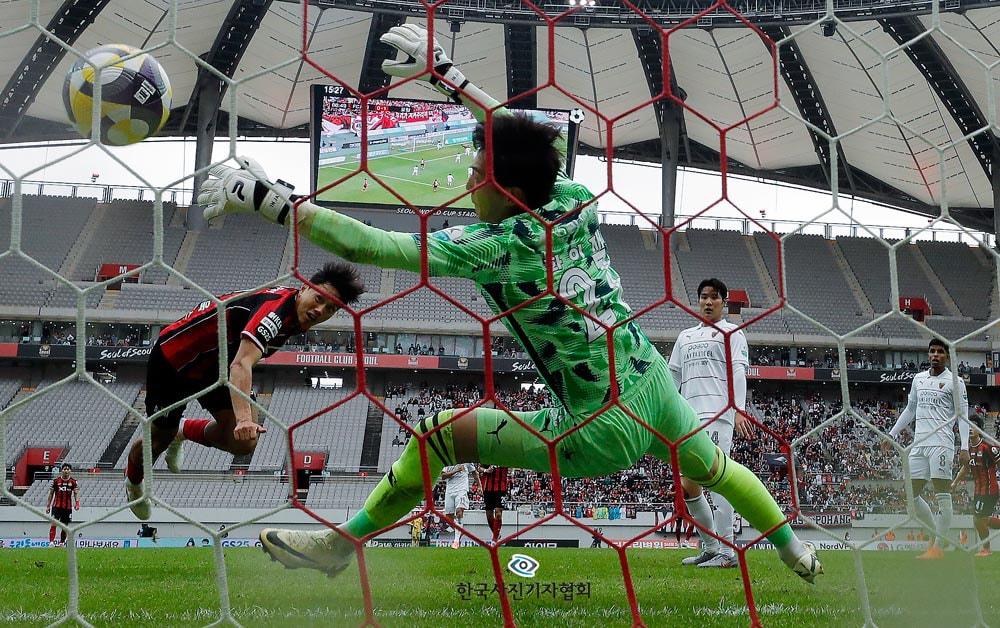 본문 이미지 - 10월 스포츠 부문 최우수상 - 조영욱의 따라잡는 헤더 동점골