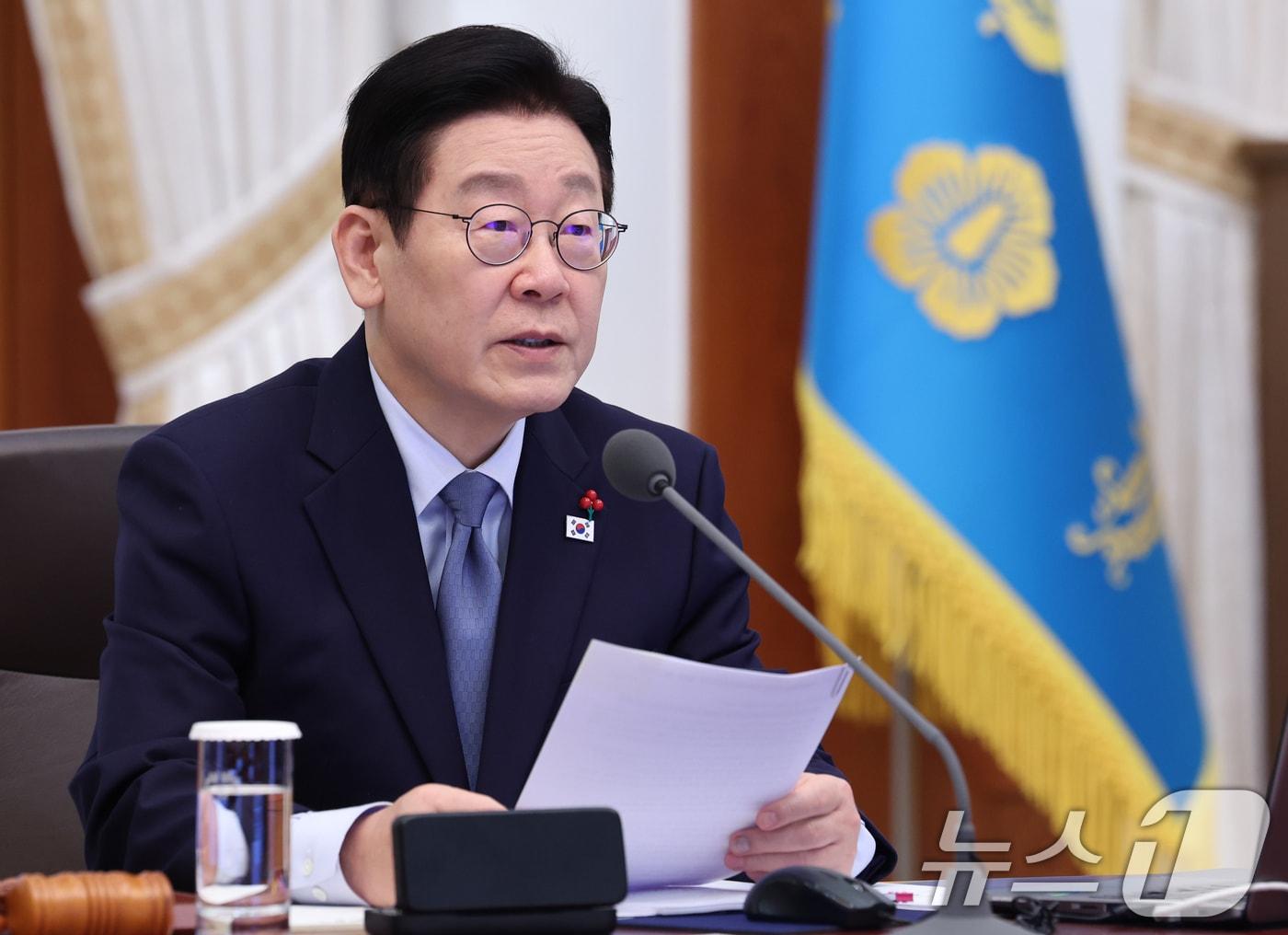 본문 이미지 - 이재명 대통령이 15일 청와대에서 열린 수석보좌관회의에서 발언하고 있다. 2026.1.15/뉴스1 ⓒ News1 이재명 기자