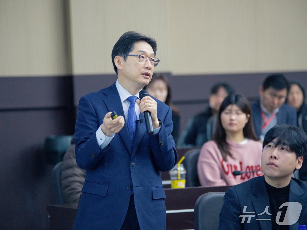 본문 이미지 - 호서대에서 특강하는 김경수 지방시대위원장. (호서대 제공. 재판매 및 DB금지)