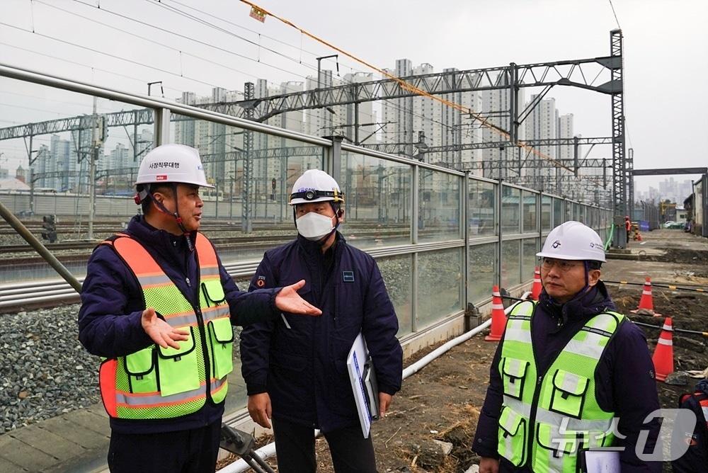 본문 이미지 - 정정래 코레일 사장직무대행(사진 왼쪽)이 경부선 열차 운행선 인접 공사 현장을 점검하고 있다. (코레일 제공.재판매 및 DB금지)/뉴스1