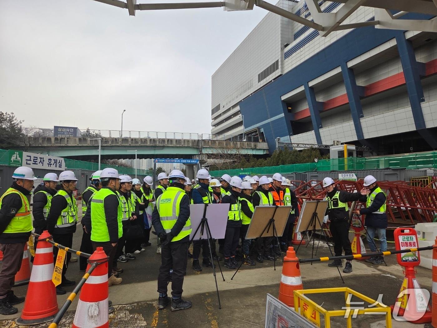 본문 이미지 - GTX본부 및 협력사 관계자들이 GTX-B 1공구 우수현장을 견학하고 있다. (국가철도공단 제공.재판매 및 DB 금지)/뉴스1