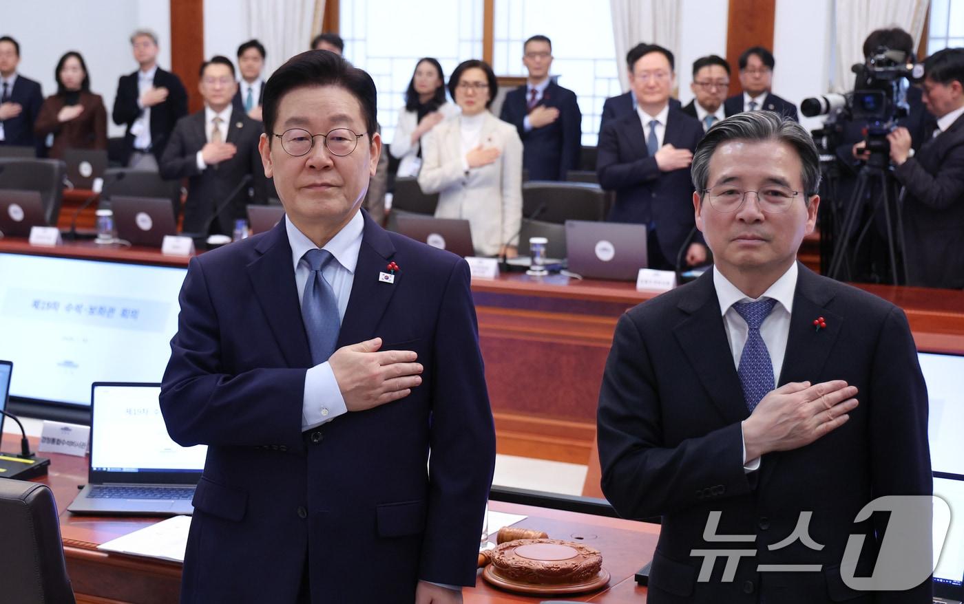 본문 이미지 - 이재명 대통령이 15일 청와대에서 열린 수석보좌관회의에서 국민의례를 하고 있다. 2026.1.15/뉴스1 ⓒ News1 이재명 기자