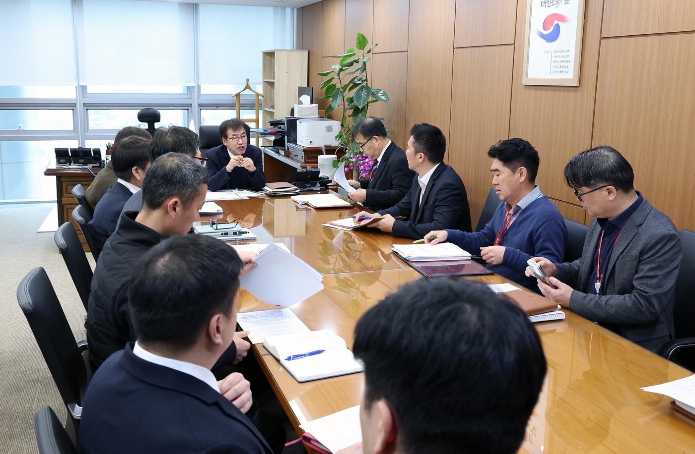 본문 이미지 - '행정통합 특별법 특례 원안 반영 TF' 첫 회의 진행 모습.(충남도 제공. 재판매 및 DB금지)/뉴스1