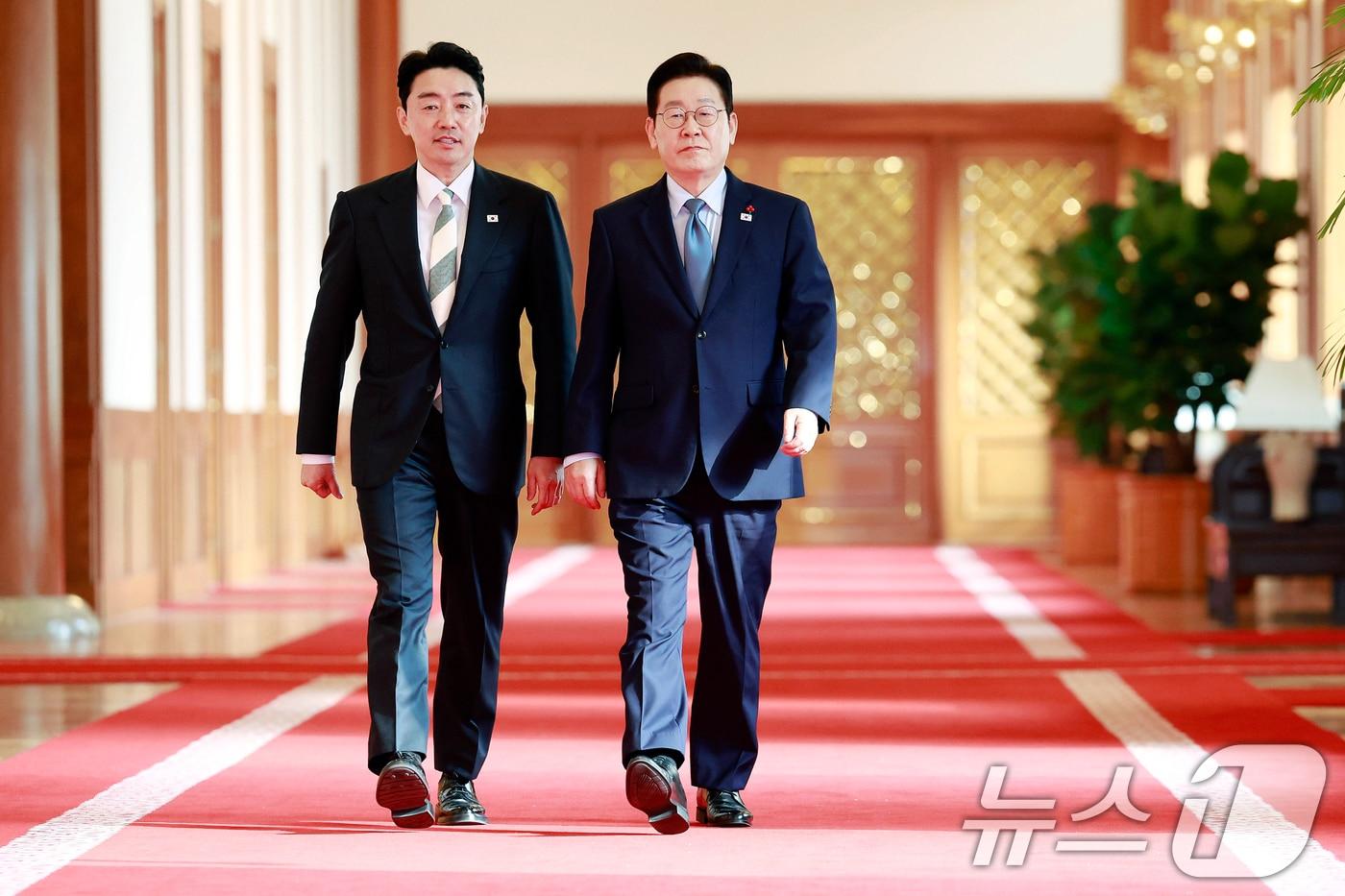 본문 이미지 - 이재명 대통령과 강훈식 비서실장이 15일 청와대에서 열린 수석보좌관회의에 입장하고 있다. 2026.1.15/뉴스1 ⓒ News1 이재명 기자