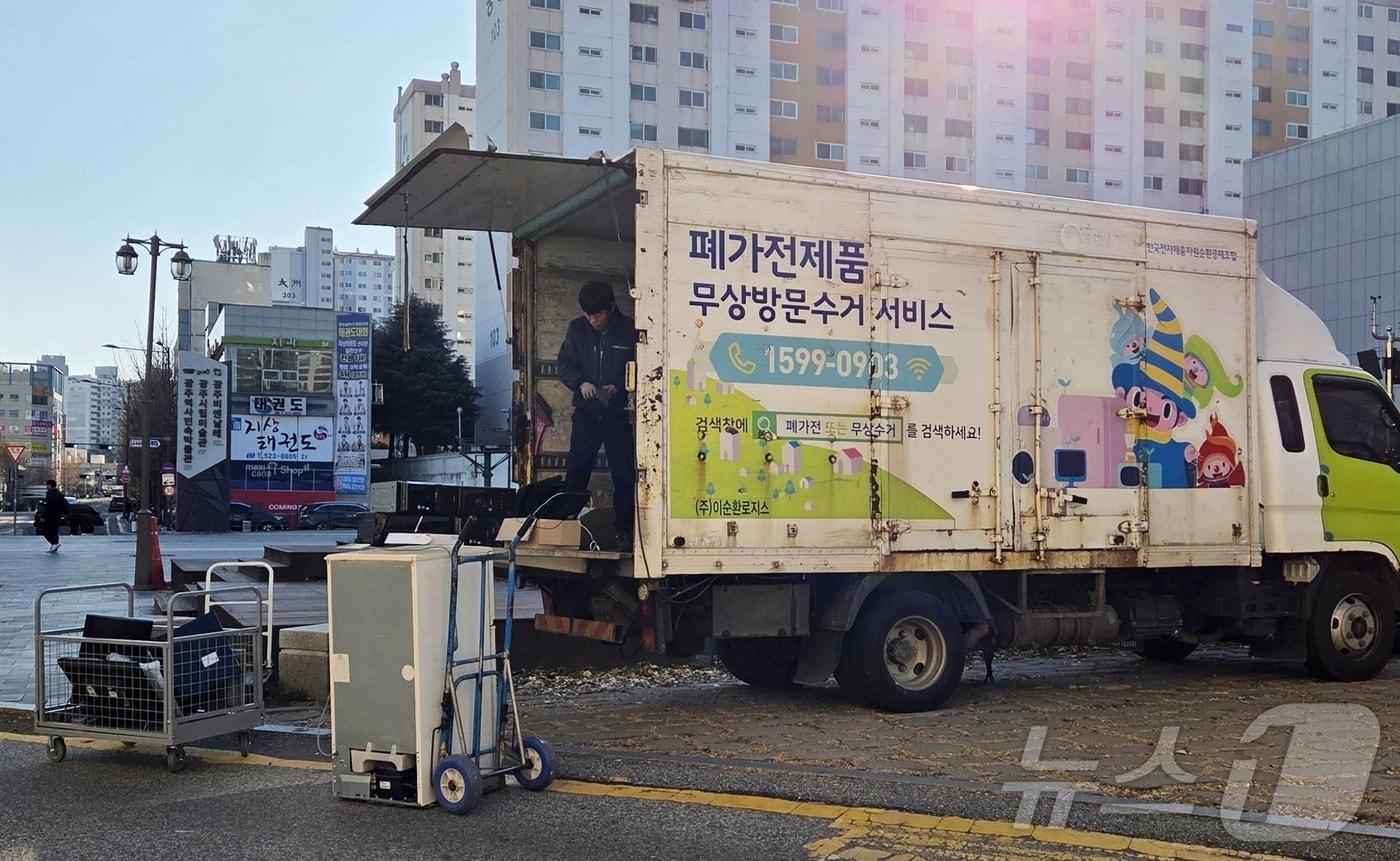 본문 이미지 - 광주비엔날레 미사이클 수거 (광주시청자미디어센터 제공. 재판매 및 DB금지) /뉴스1 