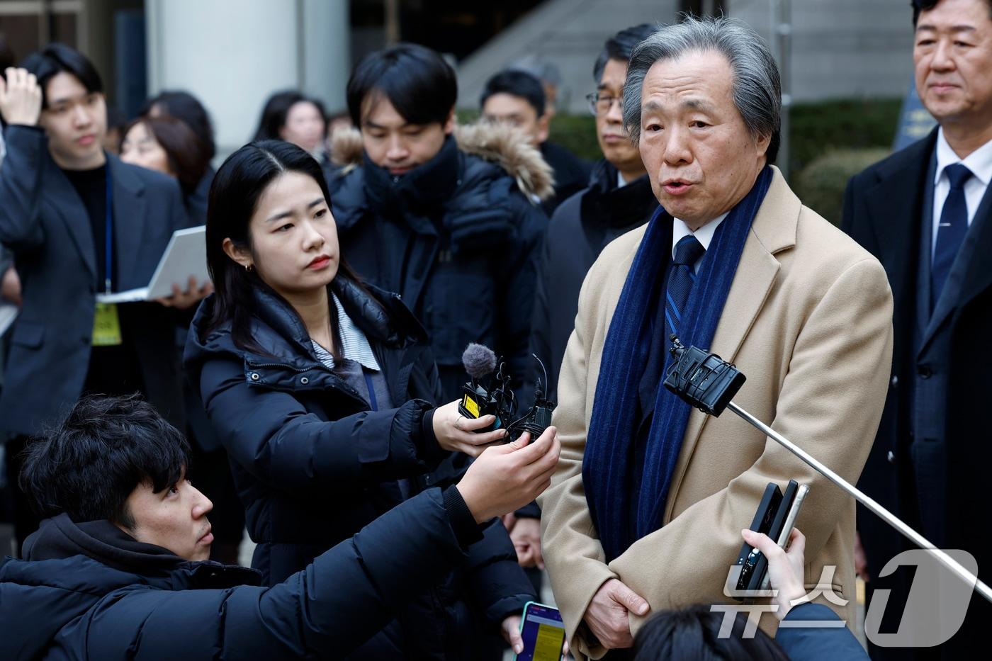 본문 이미지 - 정기석 국민건강보험공단 이사장이 15일 오후 서울 서초동 서울고등법원 앞에서 주식회사 케이티앤지 외 3명 손해배상 청구 2심 선고 공판을 마친 뒤 나와 입장을 표명하고 있다. 2026.1.15/뉴스1 ⓒ News1 박정호 기자