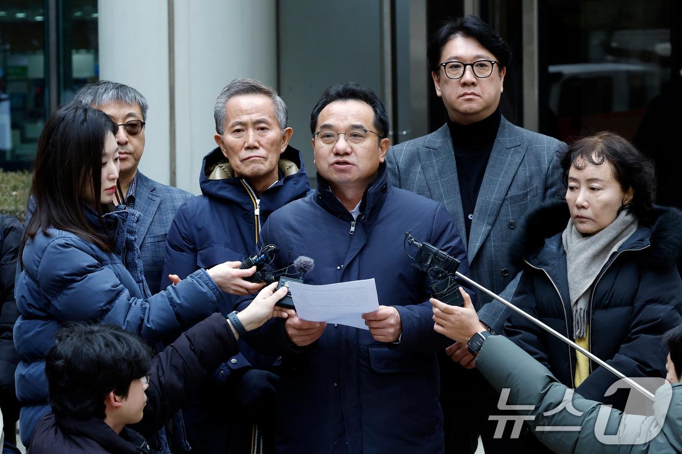 본문 이미지 - 명승권 한국금연운동협의회장이 15일 오후 서울 서초동 서울고등법원 앞에서 주식회사 케이티앤지 외 3명 손해배상 청구 2심 선고 공판 종료 후 입장을 밝히고 있다. 2026.1.15/뉴스1 ⓒ News1 박정호 기자