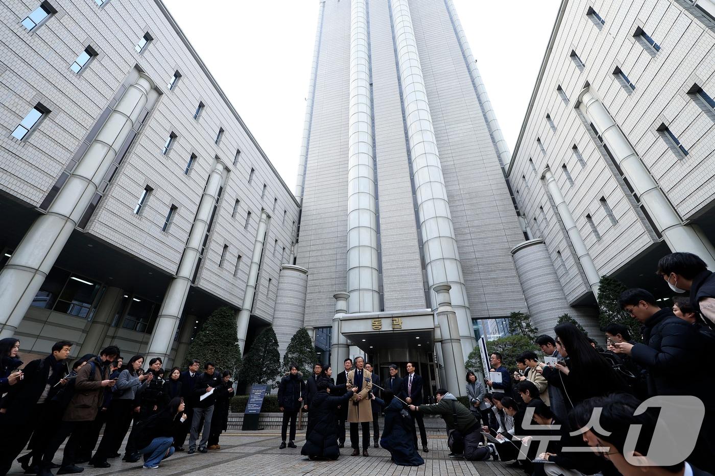 본문 이미지 - 정기석 국민건강보험공단 이사장이 15일 오후 서울 서초동 서울고등법원 앞에서 주식회사 케이티앤지 외 3명 손해배상 청구 2심 선고 공판을 마친 뒤 나와 입장을 표명하고 있다. 2026.1.15/뉴스1 ⓒ News1 박정호 기자