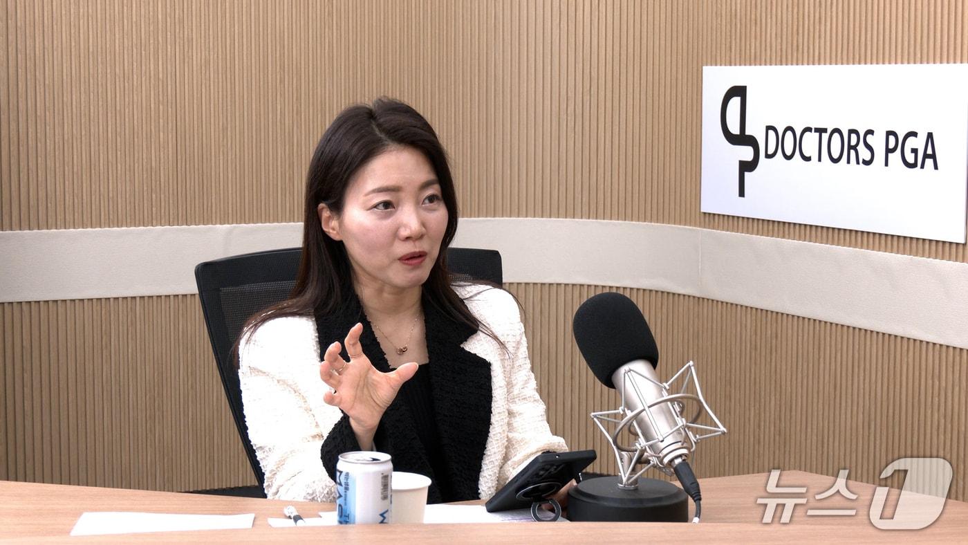 본문 이미지 - 경민정 경,이로운 메시지전략연구소장이 15일 뉴스1TV '팩트앤뷰'에 출연해 질문에 답하고 있다.(뉴스1TV '팩트앤뷰' 캡처)