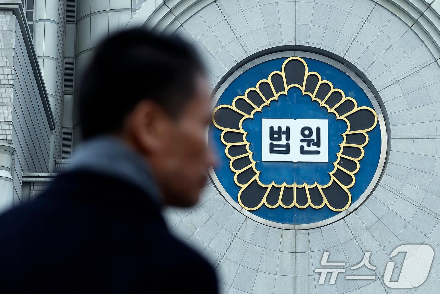 본문 이미지 - 서울 서초구 서초동 법원 청사 앞으로 시민 등이 오가고 있다. ⓒ 뉴스1 박정호 기자