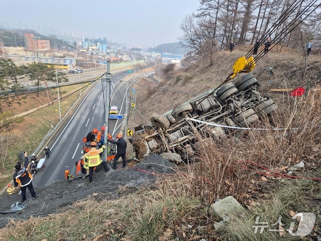 본문 이미지 -  홍성 옥암리 교통사고 현장. (홍성소방서 제공, 재판매 및 DB금지) / 뉴스1