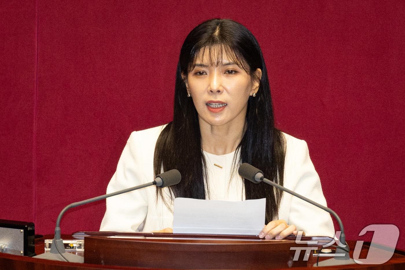 본문 이미지 - 국민의힘 인요한 의원 사퇴로 비례대표 의원직을 승계받은 이소희 의원이 15일 서울 여의도 국회에서 열린 제431회 국회(임시회) 제1차 본회의에서 인사말을 하고 있다. 2026.1.15/뉴스1 ⓒ News1 유승관 기자