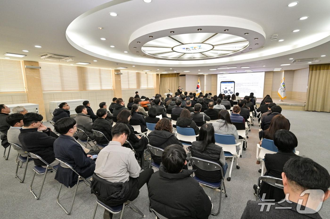 본문 이미지 - 강원 정선군이 지난 14일 군청 대회의실에서 공직자 80여 명에게 제9회 전국동시지방선거를 대비한 공직선거법 교육을 했다. (정선군 제공. 재판매 및 DB금지) 2026.1.15/뉴스1