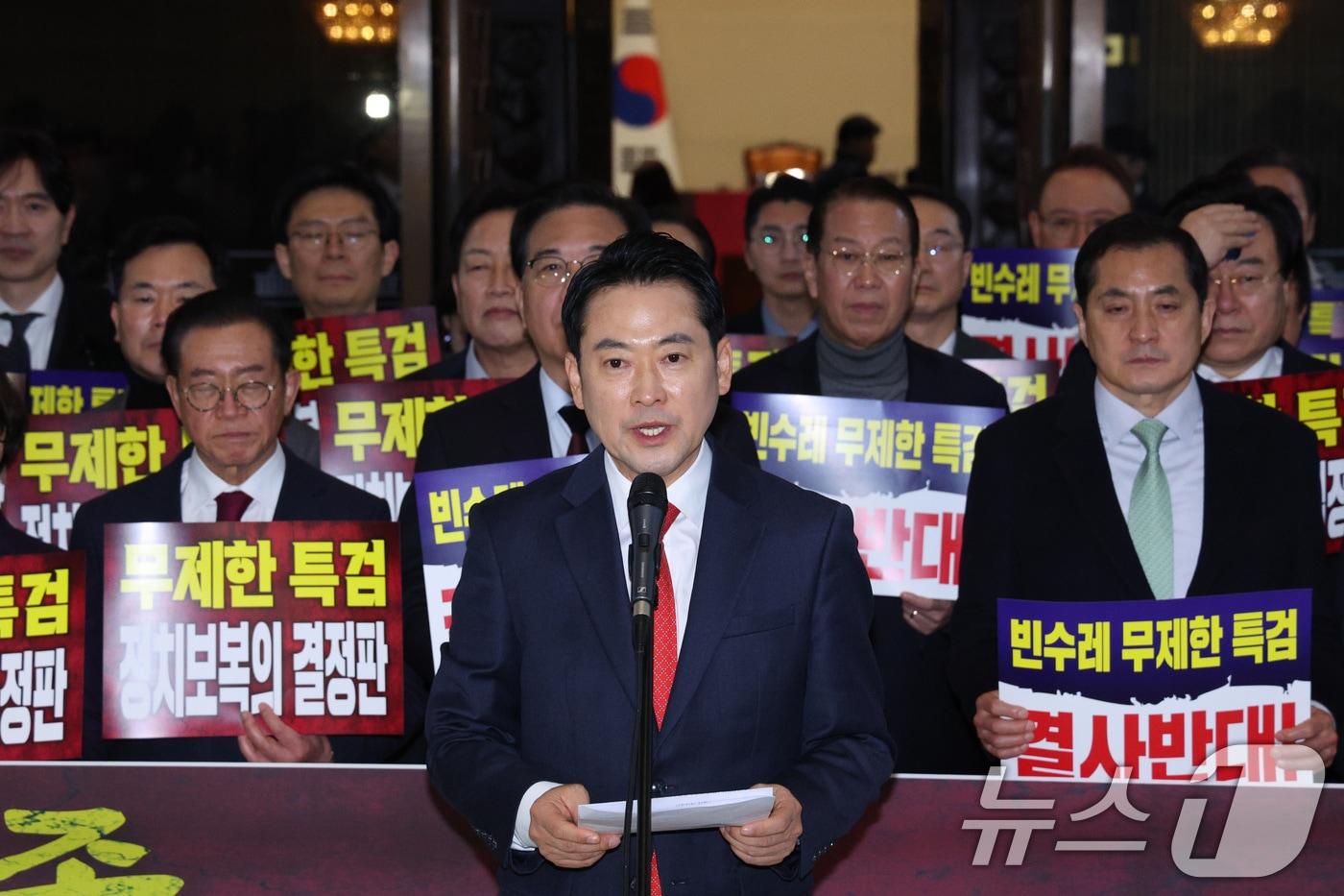 본문 이미지 - 장동혁 국민의힘 대표가 15일 서울 여의도 국회 로텐더홀에서 더불어민주당의 특검 추진에 반대하고 있다. 2026.1.15/뉴스1 ⓒ News1 신웅수 기자