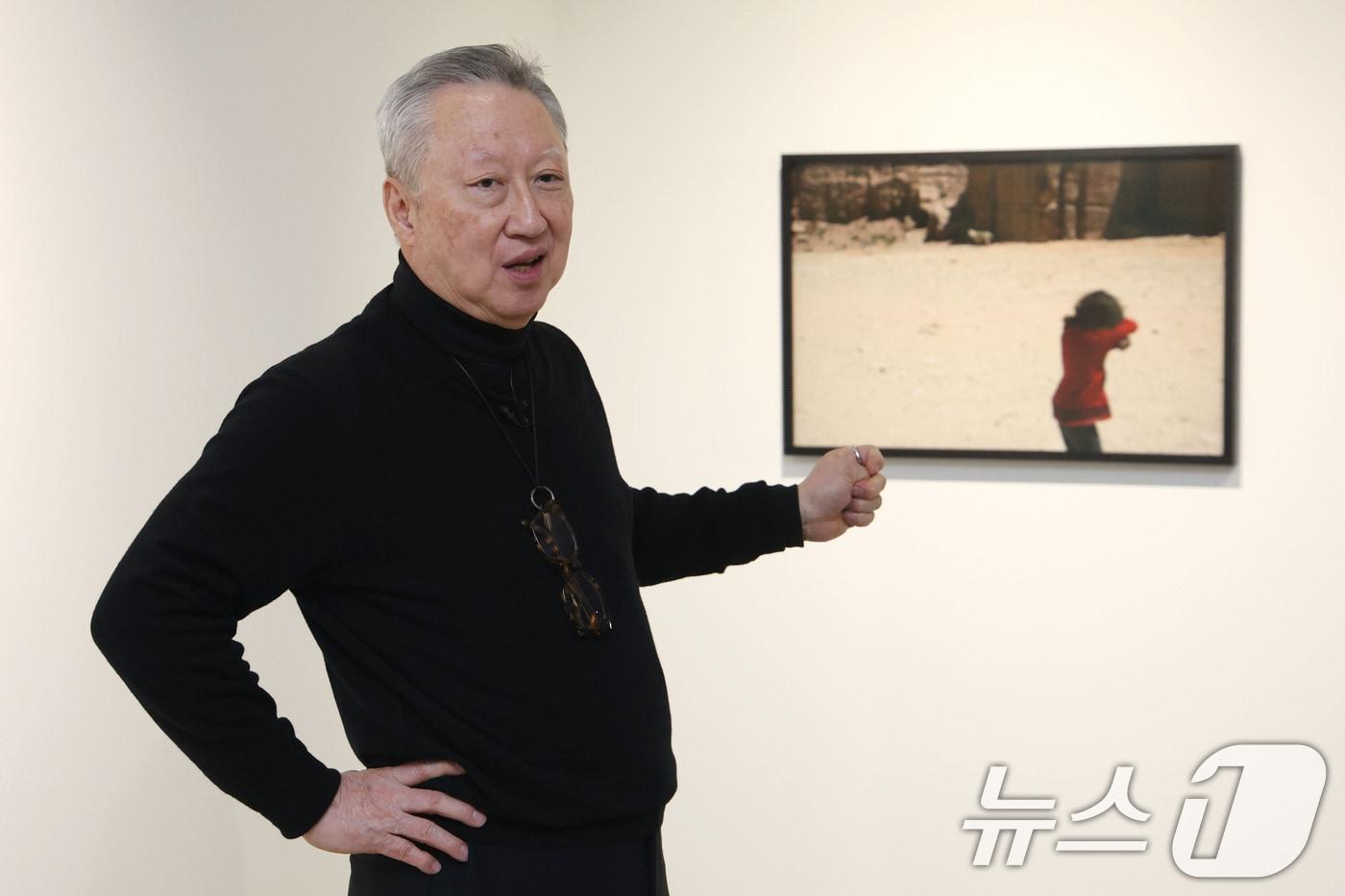 본문 이미지 - 박용만 전 두산회장이 15일 오후 서울 중구 피크닉 전시관에서 열린 자신의 사진전 '휴먼 모먼트' 기자간담회에 앞서 참석자들에게 전시 작품에 대해 설명하고 있다. 2026.1.15/뉴스1 ⓒ News1 이광호 기자