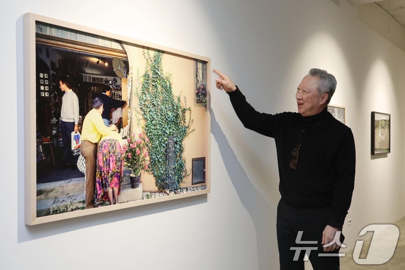 본문 이미지 - 박용만 전 두산회장이 15일 오후 서울 중구 피크닉 전시관에서 열린 자신의 사진전 '휴먼 모먼트' 기자간담회에 앞서 참석자들에게 전시 작품에 대해 설명하고 있다. 2026.1.15/뉴스1 ⓒ News1 이광호 기자