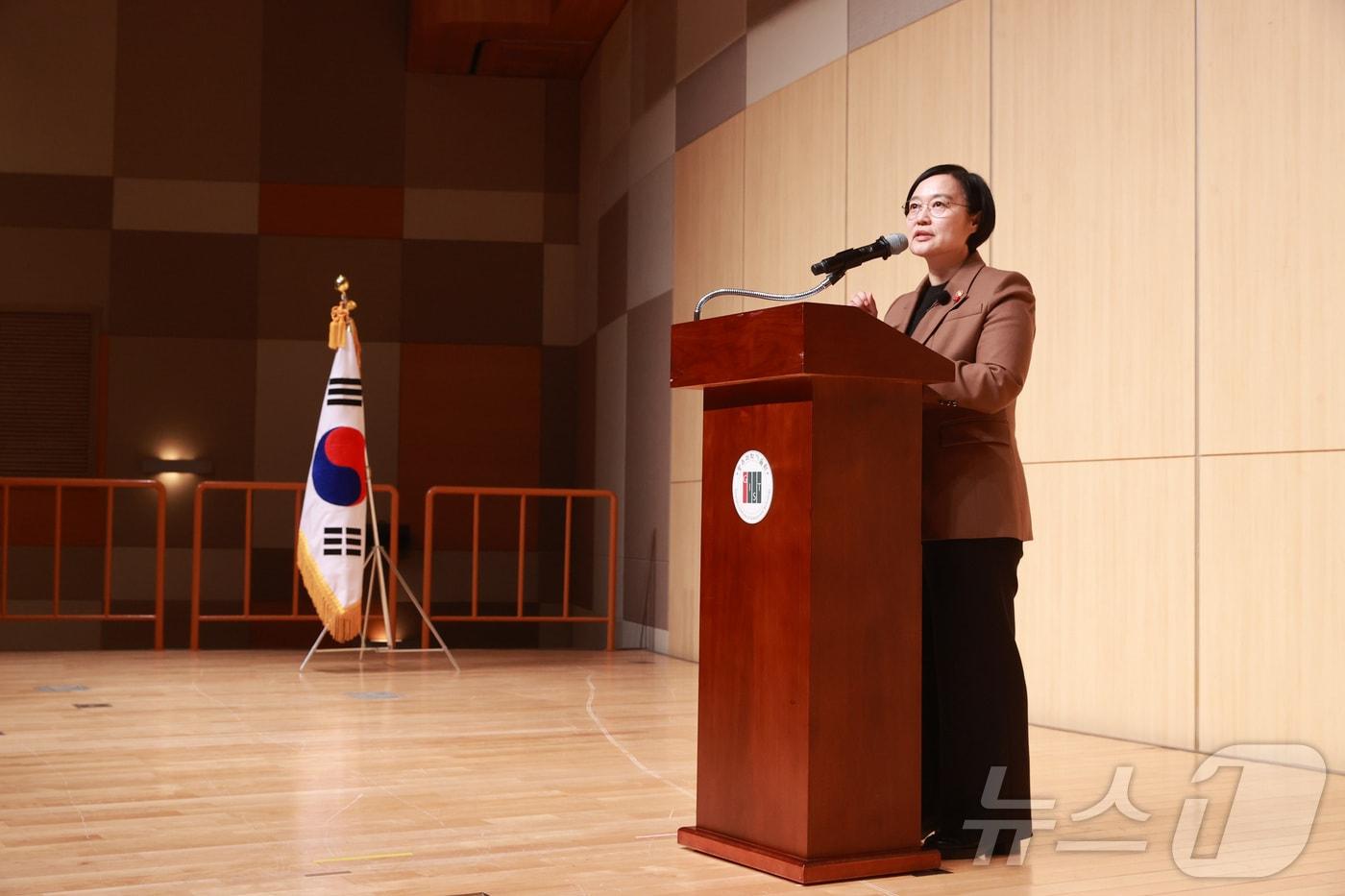 본문 이미지 - 한성숙 중소벤처기업부 장관이 15일 광주 과학기술원에서 열린 '’26년 중소기업 지원사업 종합 설명회'에 참석해 모두발언을 하고 있다. (중소벤처기업부 제공. 재판매 및 DB 금지) 2026.1.15/뉴스1