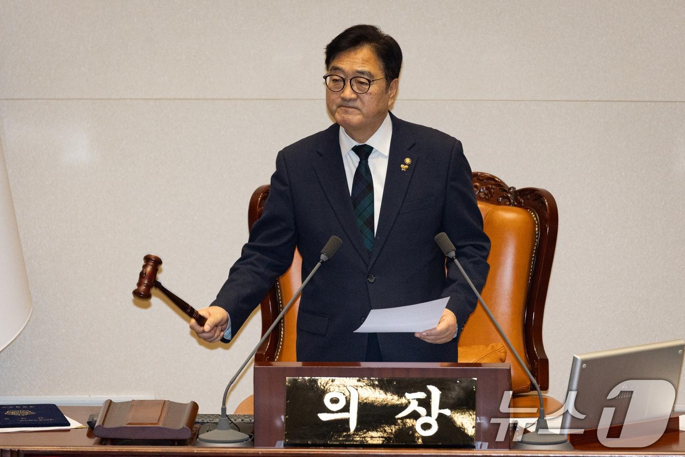 본문 이미지 - 우원식 국회의장이 15일 서울 여의도 국회에서 열린 제431회 국회(임시회) 제1차 본회의에서 의사봉을 두드리고 있다. 2026.1.15/뉴스1 ⓒ News1 유승관 기자