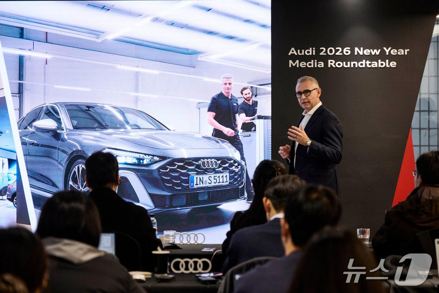 본문 이미지 - 스티브 클로티 아우디 코리아 사장이 15일 서울 강남구 아우디 도산대로 전시장에서 열린 '2026 신년 미디어 라운드테이블'에서 발표를 하고 있다. (아우디 코리아 제공)
