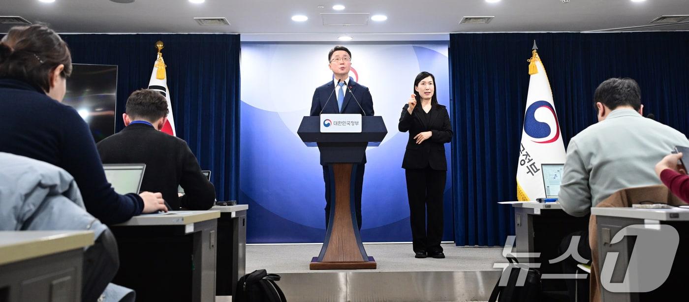 본문 이미지 - 류제명 과학기술정보통신부 2차관이 15일 서울 종로구 정부서울청사에서 독자 AI 파운데이션 모델 프로젝트 1차 단계 평가 결과를 브리핑하고 있다. (공동취재) 2026.1.15/뉴스1 ⓒ News1 임세영 기자